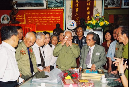 Đại tướng Võ Nguyên Giáp khóc khi gặp nhà văn Sơn Tùng và các cựu chiến binh.